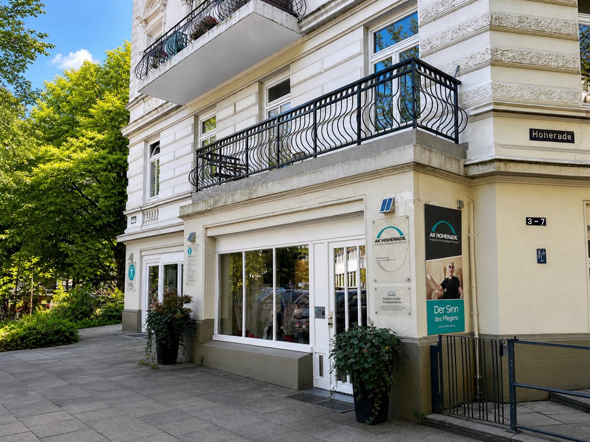 Außenansicht des AK-Hoherade-Büros am Hoherade in Hamburg – Altbaufassade mit Logo und dem Claim „Der Sinn des Pflegens“